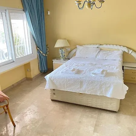 4 Bedroom Private With Pool For Families Only - No Groups Allowed