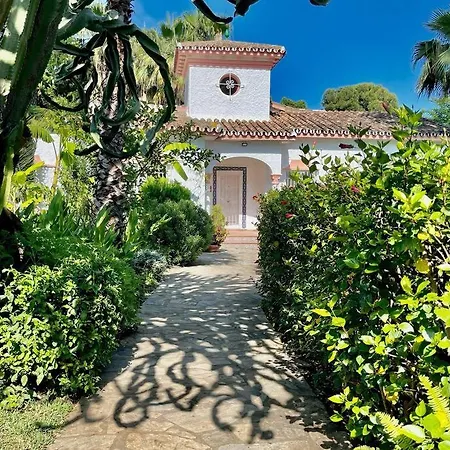 4 Bedroom Private With Pool For Families Only - No Groups Allowed 빌라