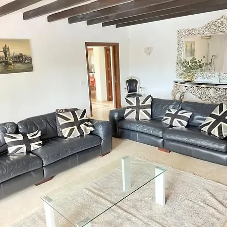 4 Bedroom Private With Pool For Families Only - No Groups Allowed *