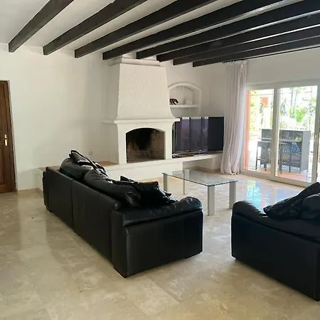 4 Bedroom Private With Pool For Families Only - No Groups Allowed إِستيبونا