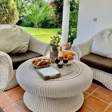 4 Bedroom Private With Pool For Families Only - No Groups Allowed إِستيبونا