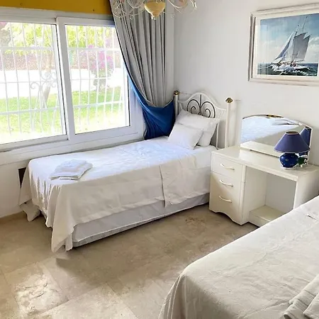 4 Bedroom Private With Pool For Families Only - No Groups Allowed إِستيبونا