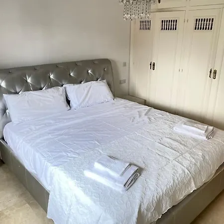 4 Bedroom Private With Pool For Families Only - No Groups Allowed 빌라
