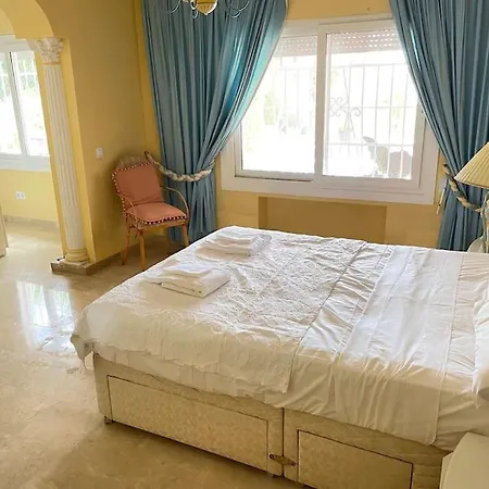 4 Bedroom Private With Pool For Families Only - No Groups Allowed فيلة